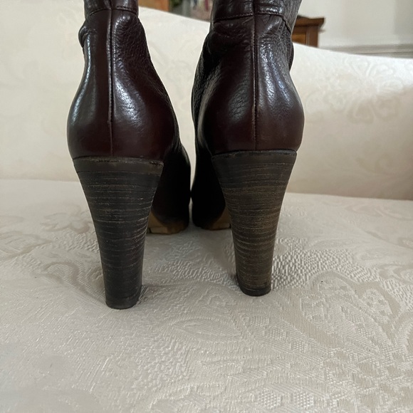 Chloe pebble brown leather ankle boot w/ round toes block heels w/ platform. ❤️ - Picture 4 of 9